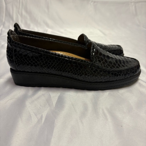 Stuart Weiztman Women’s 8 Black Snakeskin Patent Leather Embossed Loafers Croc - Picture 2 of 11